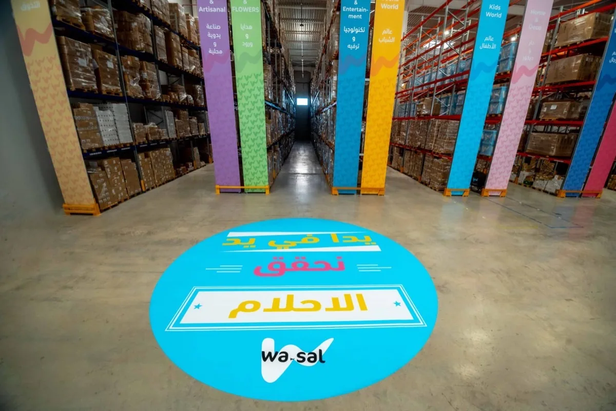 Allées de stockage du Wasal Fulfillment Center organisées par univers : Artisanal, Flowers, Entertainment, Kids World