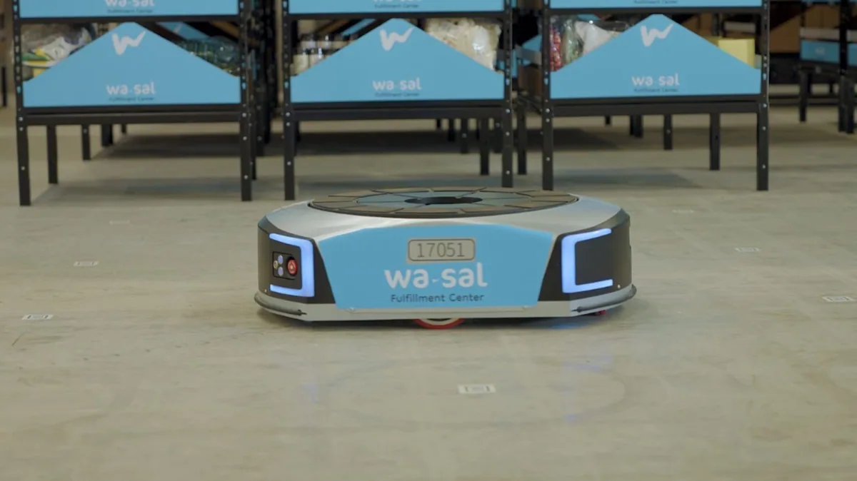 Robot AGV Wasal en activité dans le Fulfillment Center, déplaçant les rayonnages mobiles pour préparer les commandes